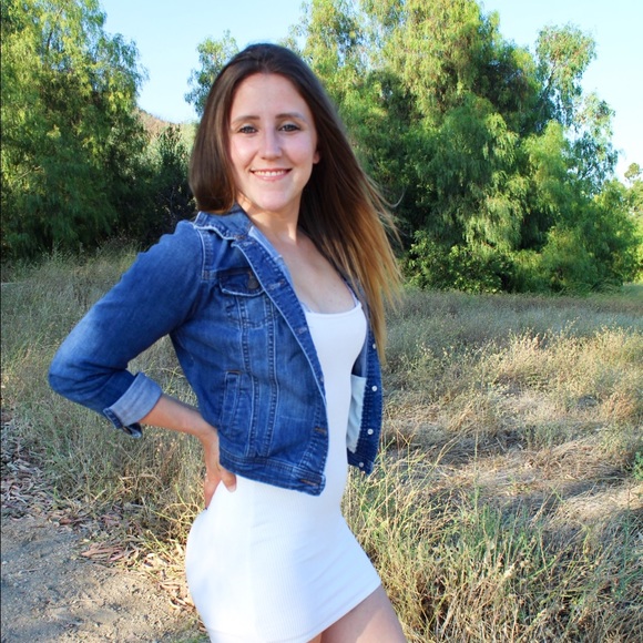 Profile Picture of Rebecca Schilling (@rebeccaschillin) on Poshmark
