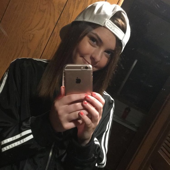 Profile Picture of Adrienna Ealy (@adrienna06) on Poshmark