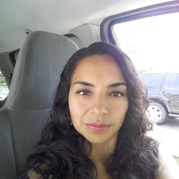 Profile Picture of Veronica Anaya (@veroanaya12) on Poshmark