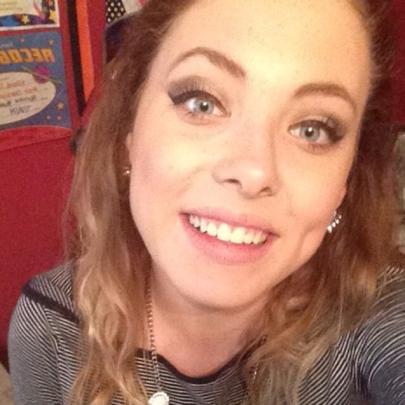 Profile Picture of Valerie Davidson (@valeriejoy14) on Poshmark