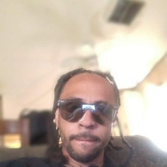 Profile Picture of Dario Redsteer (@jorayjay) on Poshmark