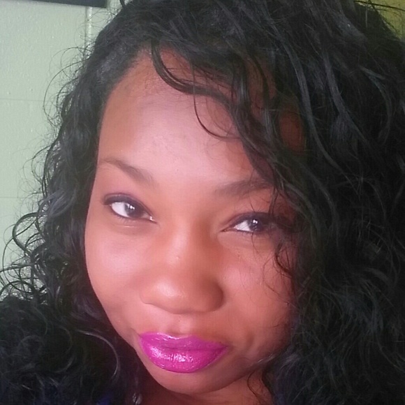 Profile Picture of Elaine Armstrong (@ncfashionqueen) on Poshmark