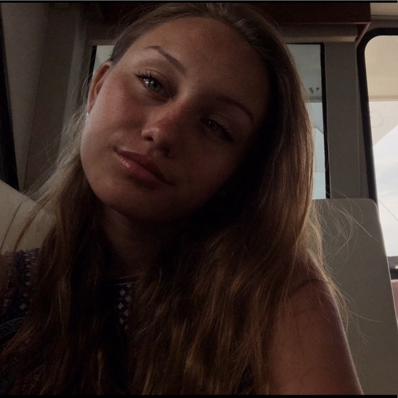 Profile Picture of Lexie Hetu (@lexavahetu) on Poshmark