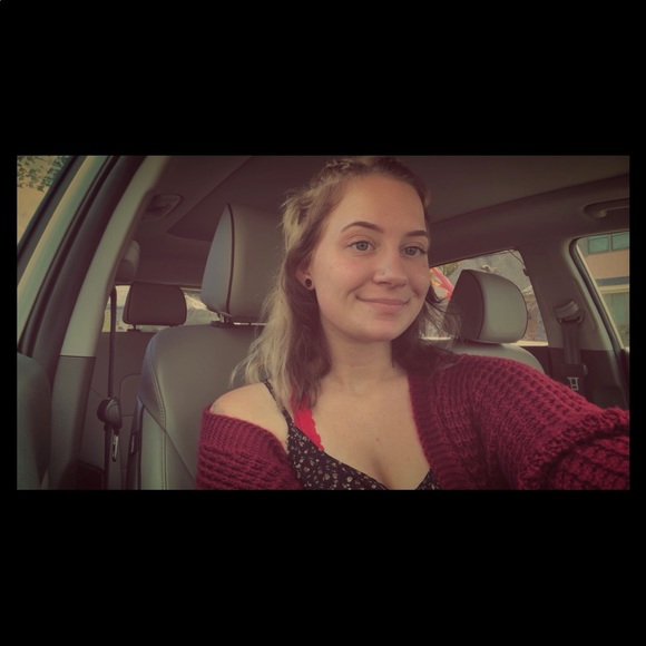 Profile Picture of Ivy Soos (@ivymarie_) on Poshmark