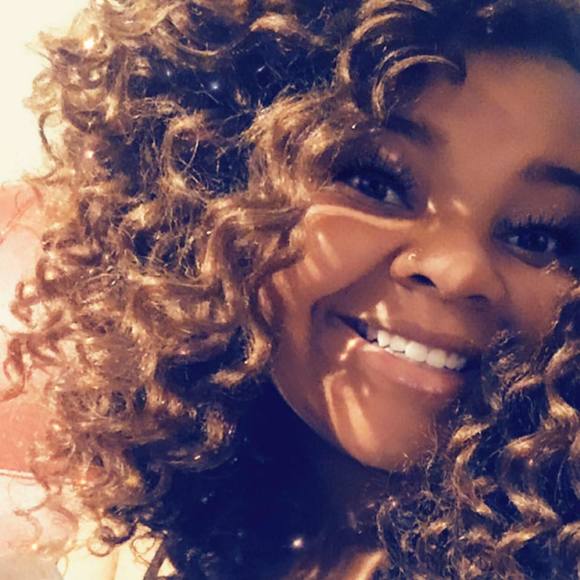 Profile Picture of Arielle Logan (@aspyringwryter) on Poshmark