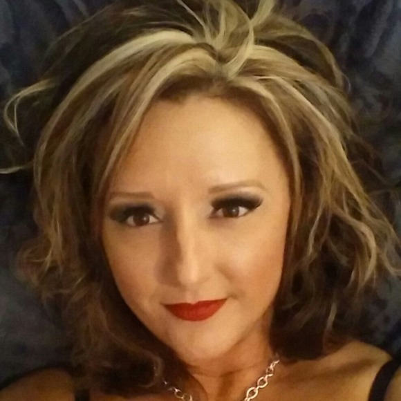 Profile Picture of April Proper (@peanutluvr) on Poshmark