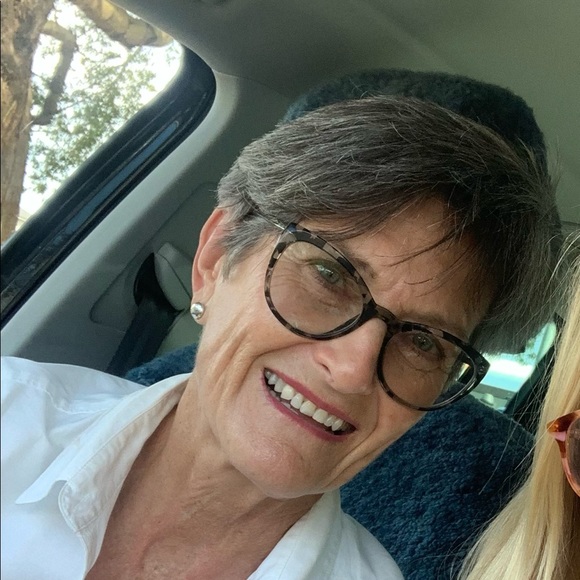 Profile Picture of Susan Palmer (@oniviro8) on Poshmark