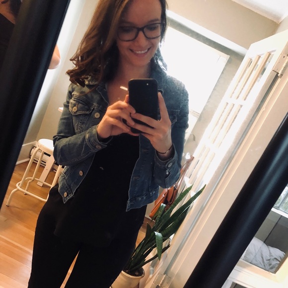 Profile Picture of Nikki Faint (@nfaint) on Poshmark