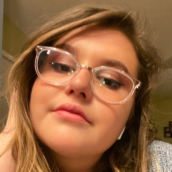Profile Picture of Rosalie Heath (@rosuwu) on Poshmark