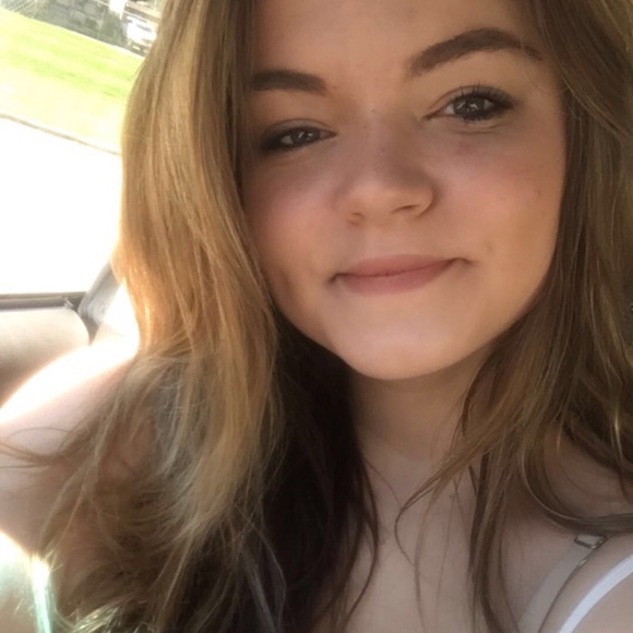 Profile Picture of Claire Hunter (@clairejenny) on Poshmark