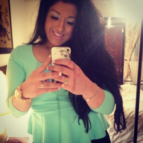 Profile Picture of Nicole Detoro (@nicoledetoro084) on Poshmark