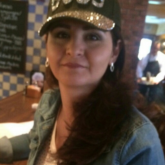 Profile Picture of Val Serrano (@evserranoaa) on Poshmark