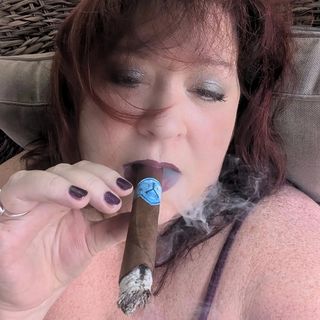 Profile Picture of Elizabeth Foreman (@agirlandhercigar) on Instagram