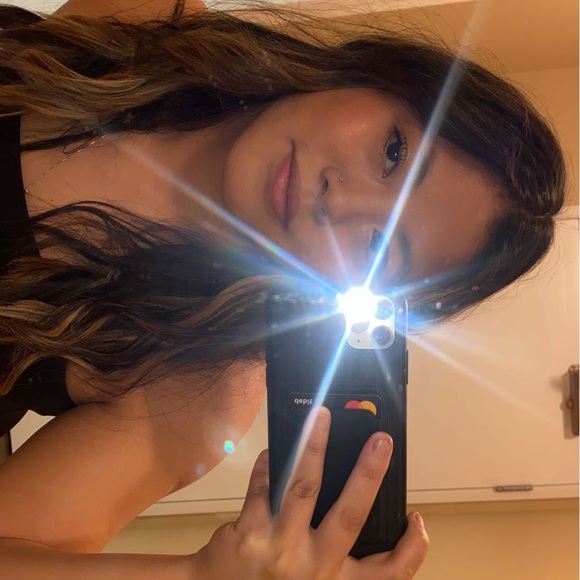 Profile Picture of Hannah Snashall (@hannahsnashall) on Poshmark
