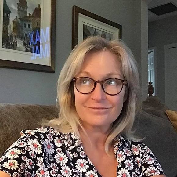 Profile Picture of Pamela Gould (@pamsgould) on Poshmark