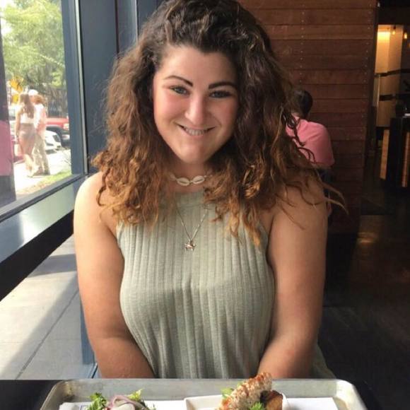 Profile Picture of Leah Adelmann (@leahh_annee) on Poshmark