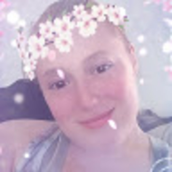 Profile Picture of Lynnie Curliss (@lynniecurliss) on Poshmark