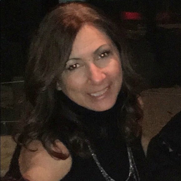 Profile Picture of Roseanne Malfetti (@roemalfetti) on Poshmark