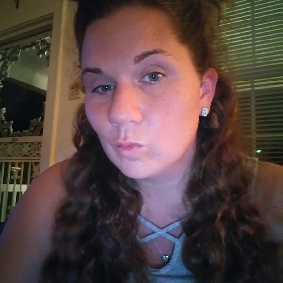 Profile Picture of Amanda Carlson (@carlsonamanda9) on Poshmark