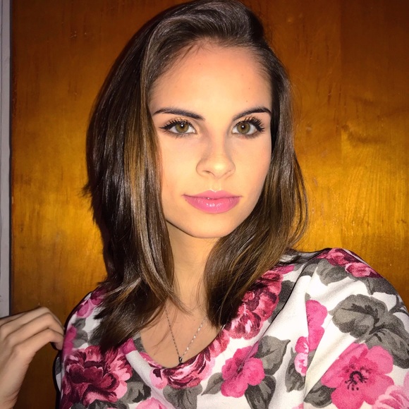 Profile Picture of Stephanie Ednie (@stephednie) on Poshmark