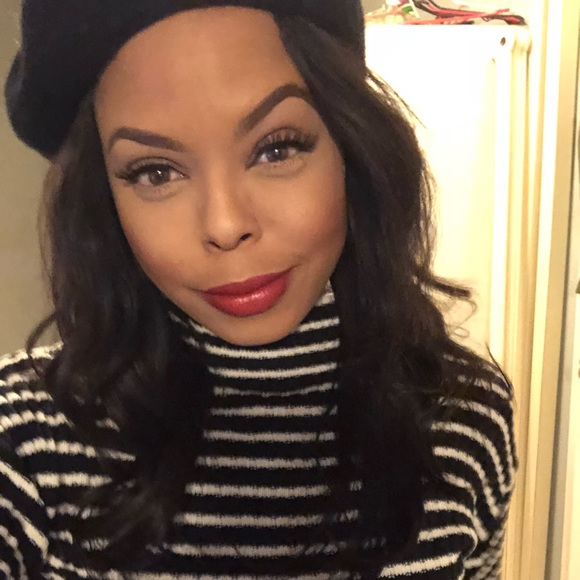 Profile Picture of Crystal Peaks (@cryseboni) on Poshmark