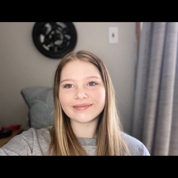 Profile Picture of Emmerson Crouter (@emmersonpaige08) on Poshmark