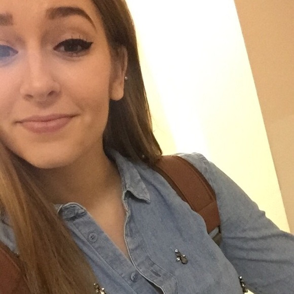 Profile Picture of Allison Corino (@alyelynn) on Poshmark