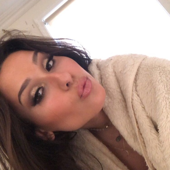 Profile Picture of Dani Ash (@dani_ash) on Poshmark