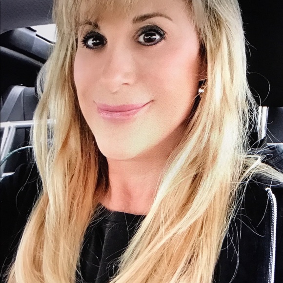 Profile Picture of Dana Lesser (@ineyd) on Poshmark