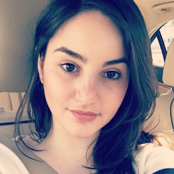 Profile Picture of Alexandra Sherman (@akisellstuff) on Poshmark