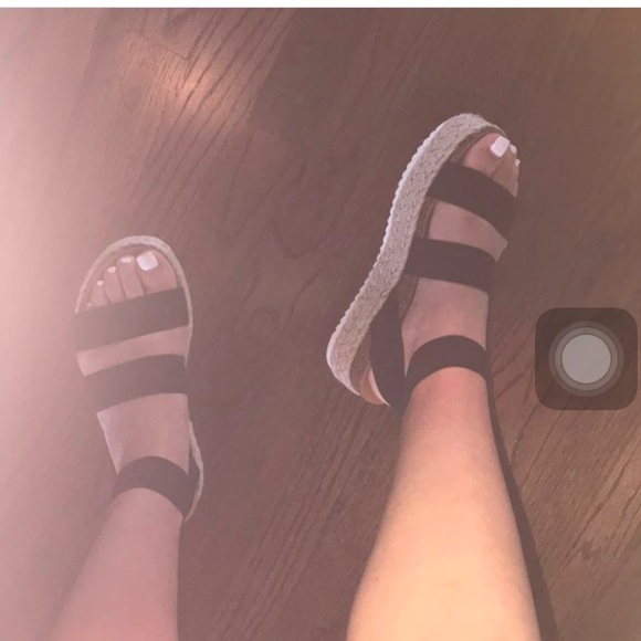 Profile Picture of Leilani Burgess (@pinelo) on Poshmark