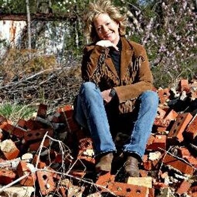 Profile Picture of LoriStyle (@LoriStyleDesign) on Twitter