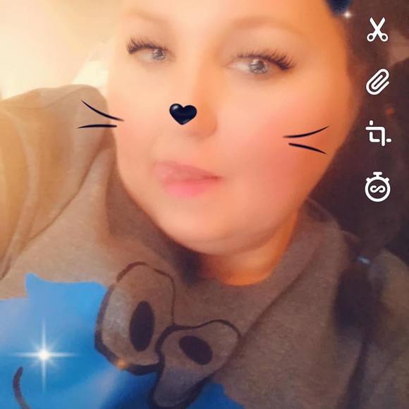 Profile Picture of Janet Hayes (@honeyeyes29) on Poshmark