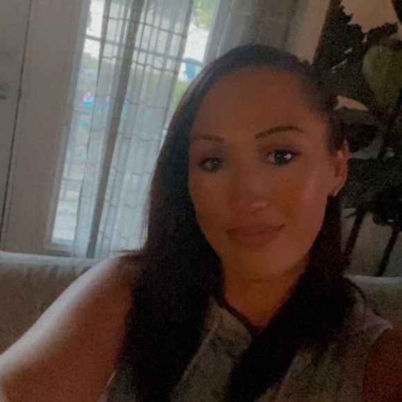 Profile Picture of Erin Wolfe (@wolfee1987) on Poshmark