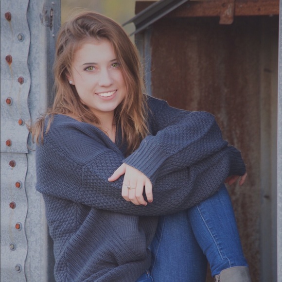 Profile Picture of Hannah Etheridge (@h_liza) on Poshmark