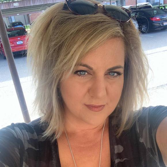 Profile Picture of Laura Caughlinhunley (@lhrn818) on Poshmark