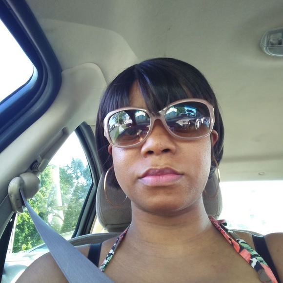 Profile Picture of Lakema Blake (@lakemaedwards91) on Poshmark