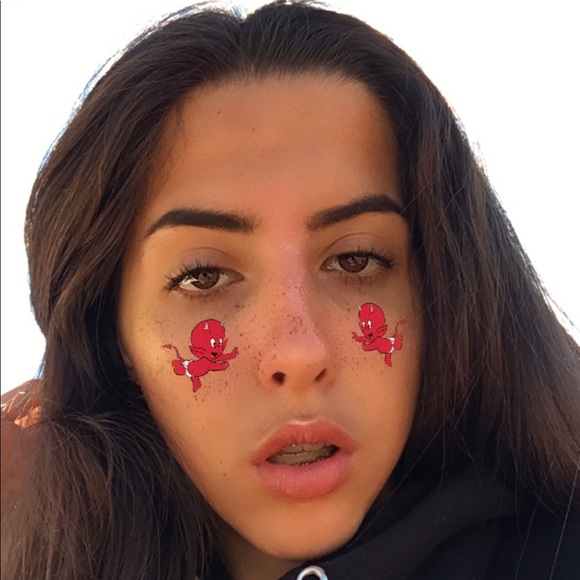 Profile Picture of Isabelle Fernandez (@izzy_f_01) on Poshmark