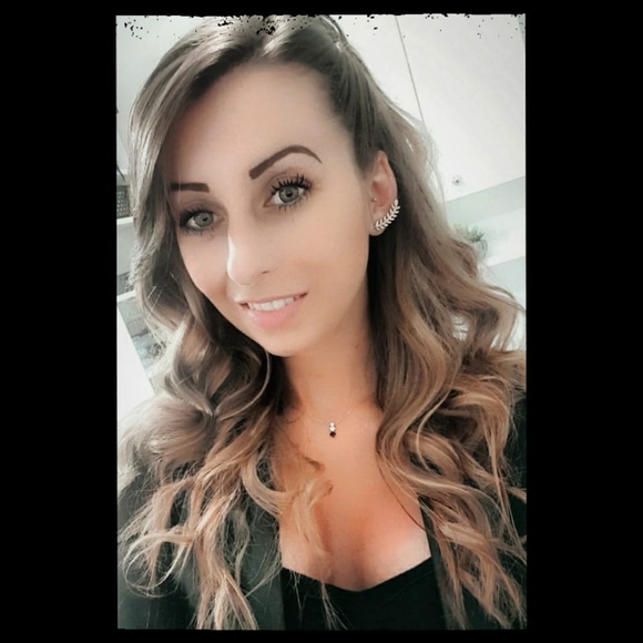 Profile Picture of Delphine Courtemanche (@delphinecourtem) on Poshmark