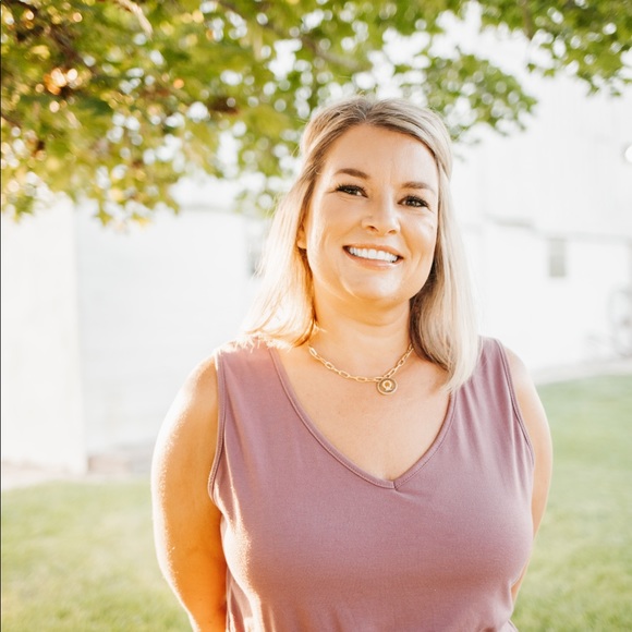 Profile Picture of Amber Nadeau (@ambernadeau) on Poshmark