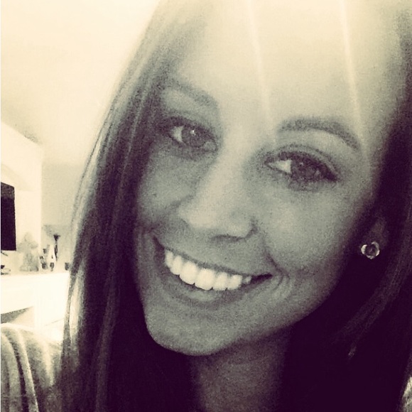 Profile Picture of Autumn Stapleton (@astapleton1818) on Poshmark