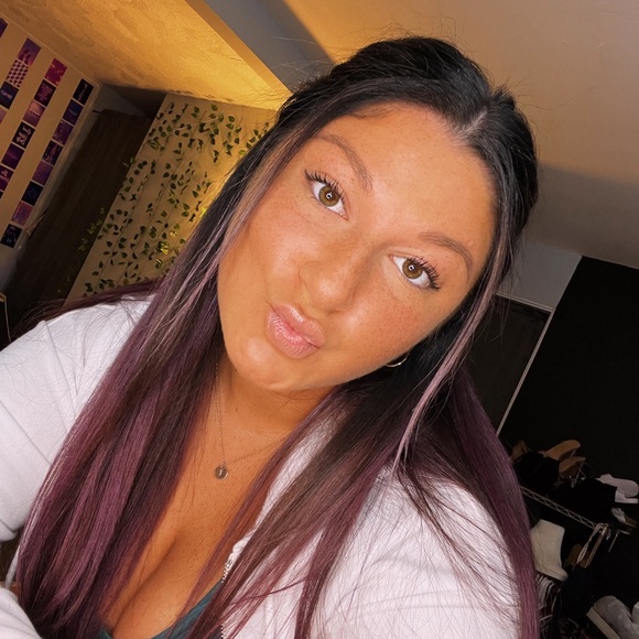 Profile Picture of Taylor Chybinski (@taylor_athena) on Poshmark