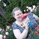 Profile Picture of Leslie-Anne Brook-Roberge (@elinaknits) on Instagram