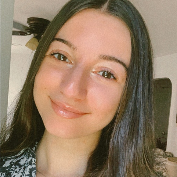 Profile Picture of Olivia Papandreou (@livvyymarie) on Poshmark
