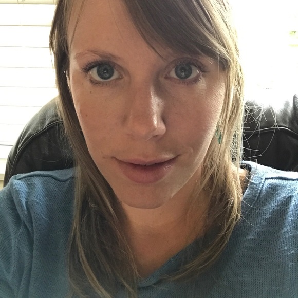 Profile Picture of Angela Kleist (@anjmarie7) on Poshmark