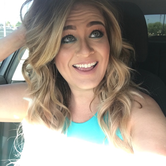 Profile Picture of Kelly Mathena (@kellyphx24) on Poshmark