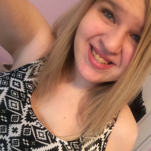 Profile Picture of Haley Welsh (@haleyrene21) on Poshmark