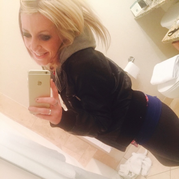 Profile Picture of Danielle Buse (@daniellebuse) on Poshmark