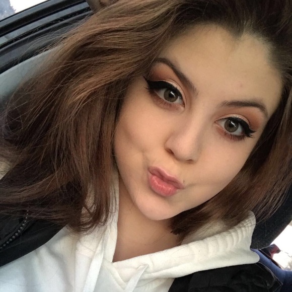 Profile Picture of Isabelle Glenn (@isabelle_dawn) on Poshmark