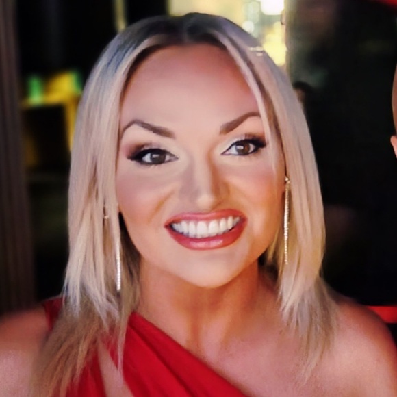 Profile Picture of Liz Blaty (@lizblaty) on Poshmark